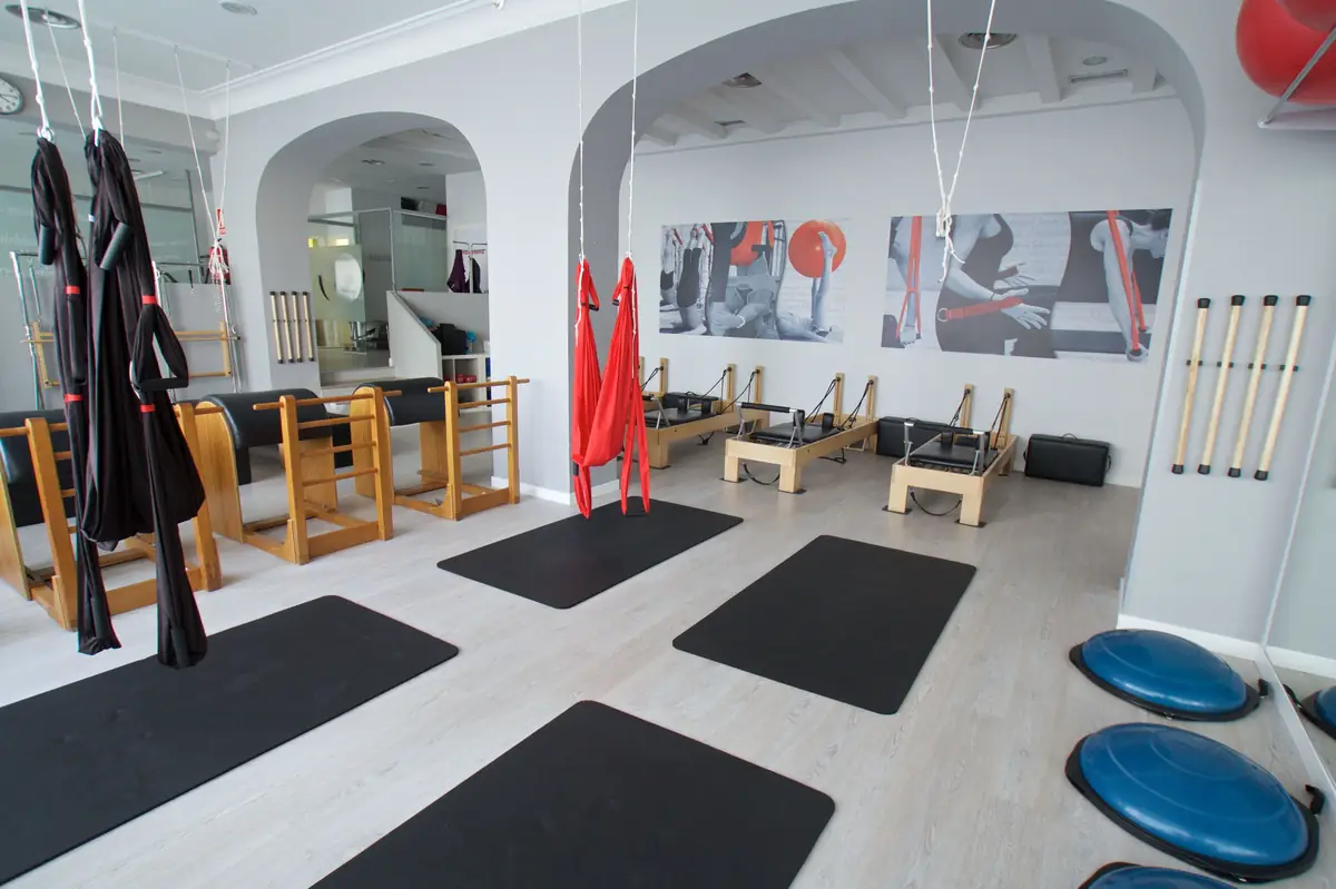 Sala de pilates del centro en Hortaleza con reformers y columpios aéreos